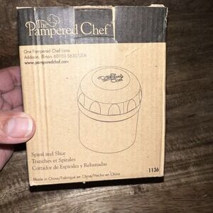 NIB Pampered Chef Spiral and Slice 1136 Kitchen Tool White Easy To Clean & Store